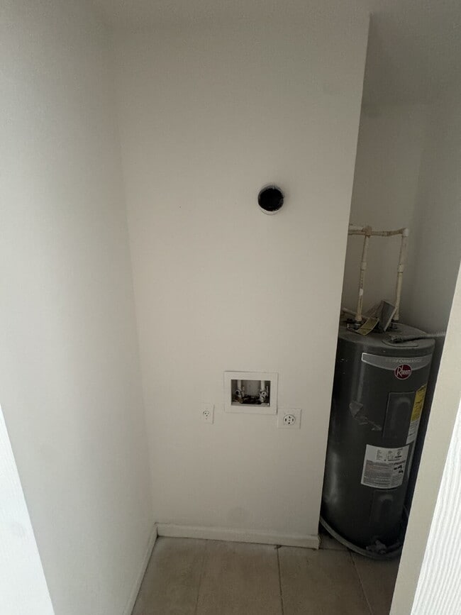 Building Photo - "Spacious 4-Bedroom Home with 2 Full Baths...