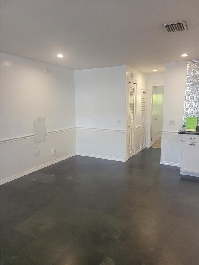 Building Photo - 815 Middle River Dr