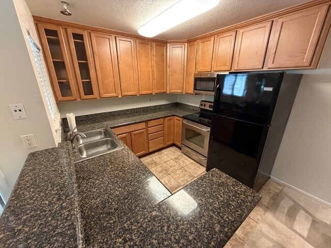 Building Photo - 2 Bedroom / 1 Bathroom |
