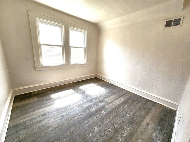 Building Photo - 5 bedroom single family - Available now!