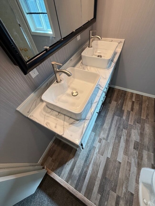 Building Photo - Spacious 3 Bedroom, 2 Bath home in Quality NB Neighborhood!