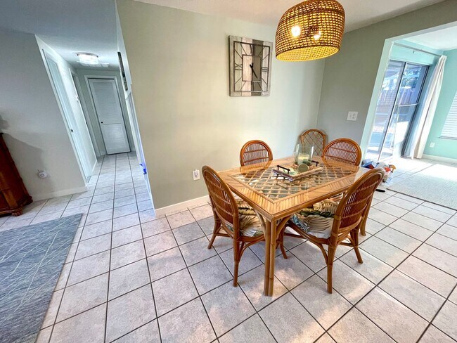 Building Photo - Beautiful Pool Home in East Venice