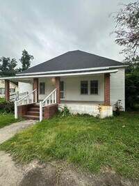 Building Photo - 3 Bed/2 Bath House - Under Reno