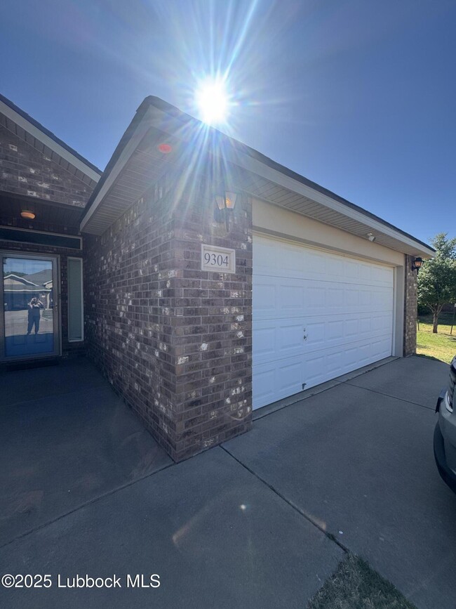 Building Photo - 9304 Primrose Avenue