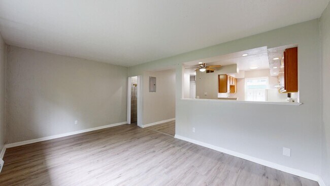 Building Photo - 3 Bedroom/1 bathroom renovated townhouse.