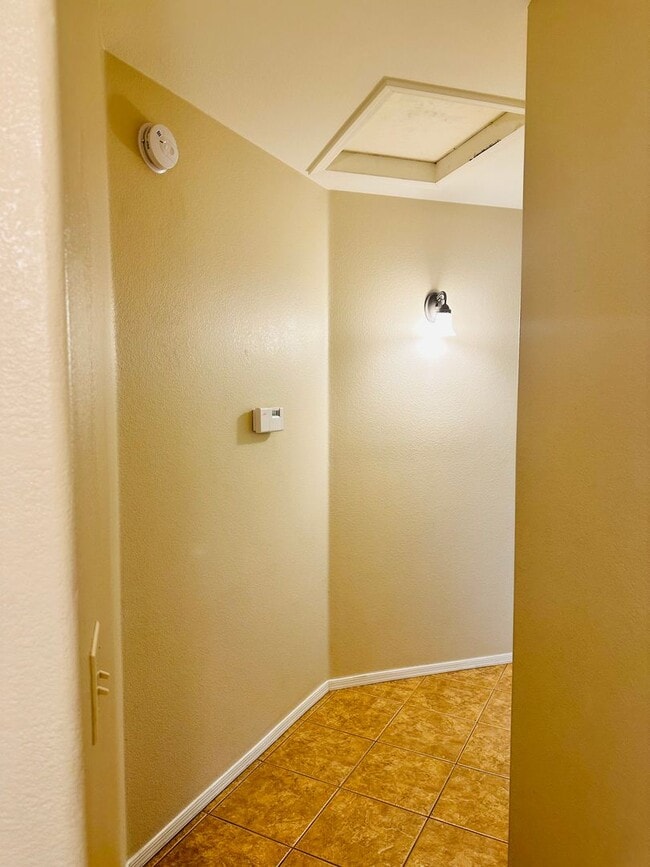 Building Photo - RANCHO DEL LAGO - 3 Bedroom 2 Bath - Priced Right!