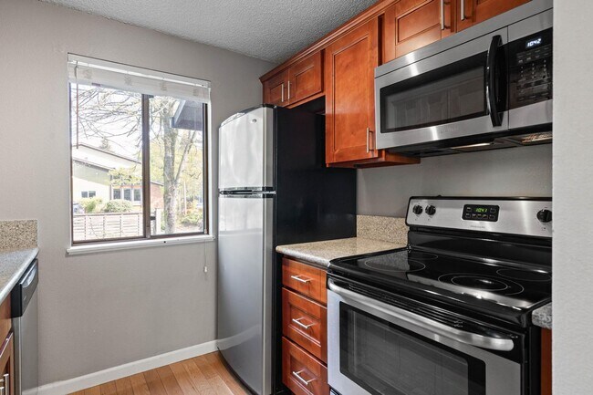 Building Photo - Well-maintained 2-bdrm/1-bath unit in tri-plex—On-site laundry, off-street parking, storage