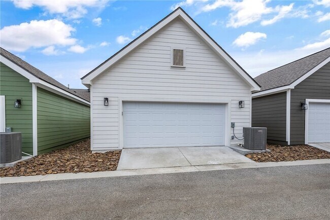 Building Photo - 815 NE Hts Ln