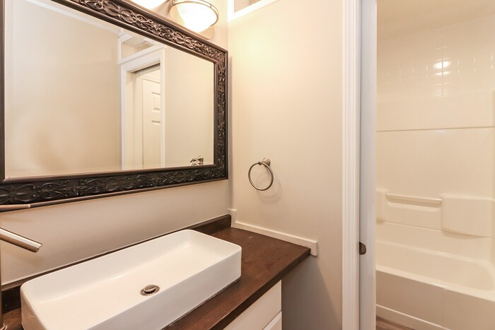 Building Photo - 316 NE Lakeview Dr