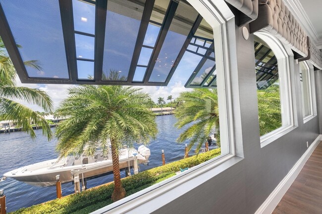 Building Photo - 2307 N Riverside Dr