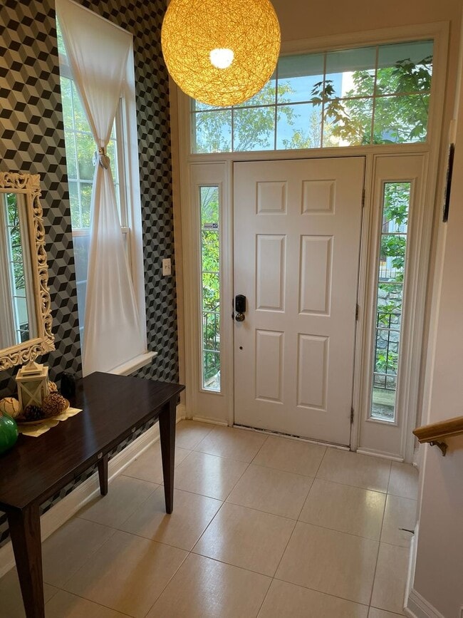 Building Photo - Three Bedroom Townhouse on Eisenhower Aven...