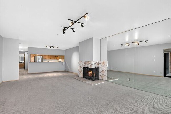 Building Photo - Enormous Waterfront Alki Condo w/ Stunning Views