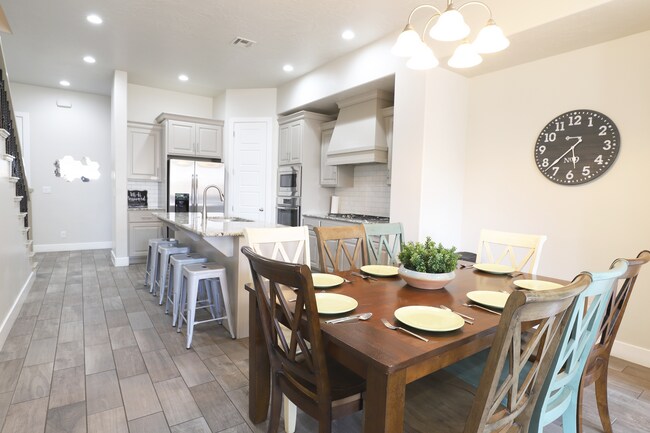 Building Photo - Pet Friendly 4 Bedroom Home!