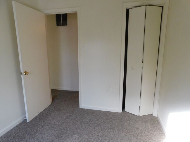 Building Photo - End Unit Townhouse!!