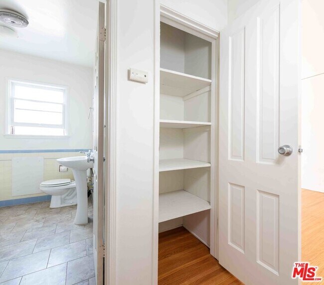 Building Photo - 413 1/2 N Gardner St