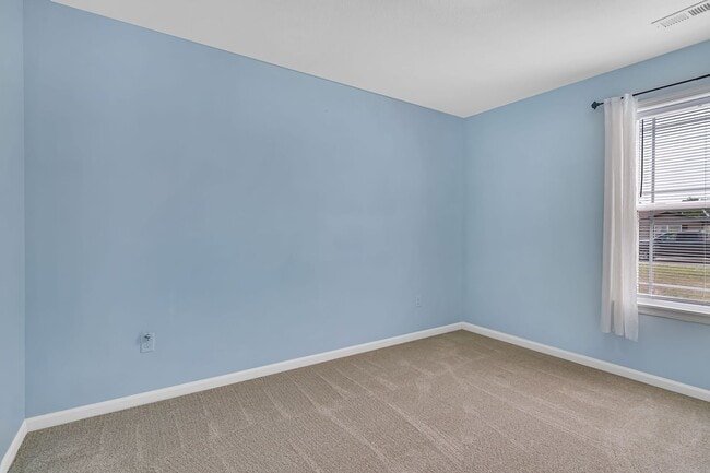 Building Photo - 3 bedroom 2 bath 2 Car Garage with fenced yard  for rent, Hollister, MO