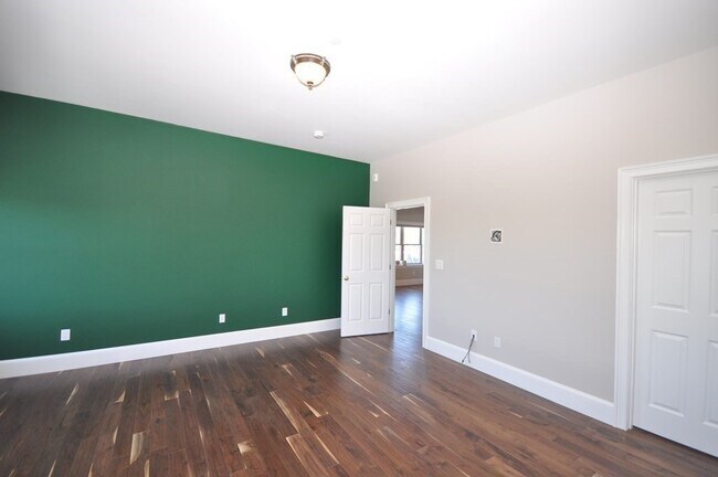 Building Photo - 138 W 7th St