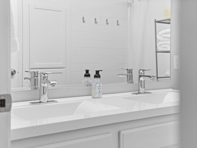 Building Photo - Bright & Comfortable 3 Bedroom Home (Furnished)