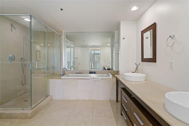 Building Photo - 495 Brickell Ave