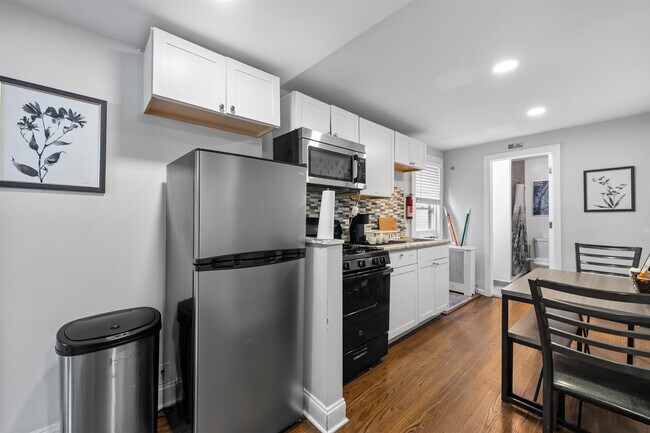 Building Photo - 9 W 51st St