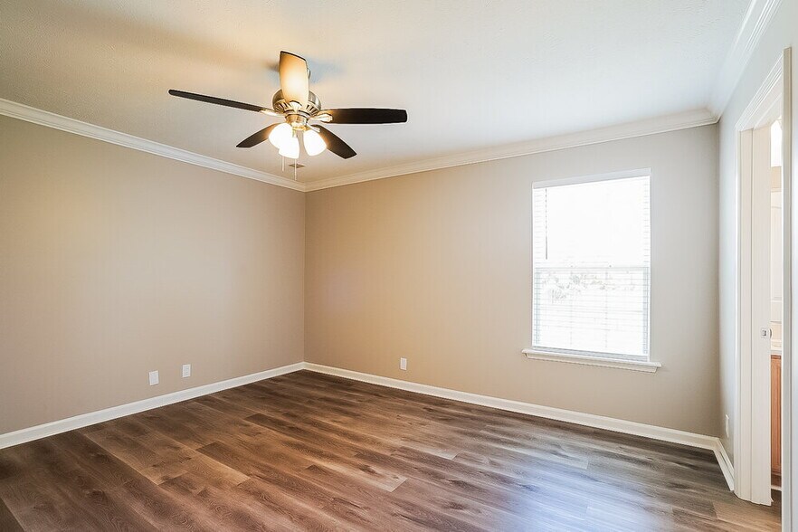 Building Photo - 705 Tot Dr