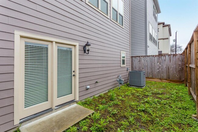 Building Photo - 11131 Olympia Dr