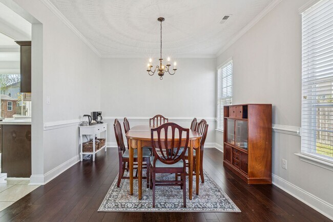 Building Photo - Bright, Clean & Convenient - Perfect 4 Bedroom Home in Chesapeake