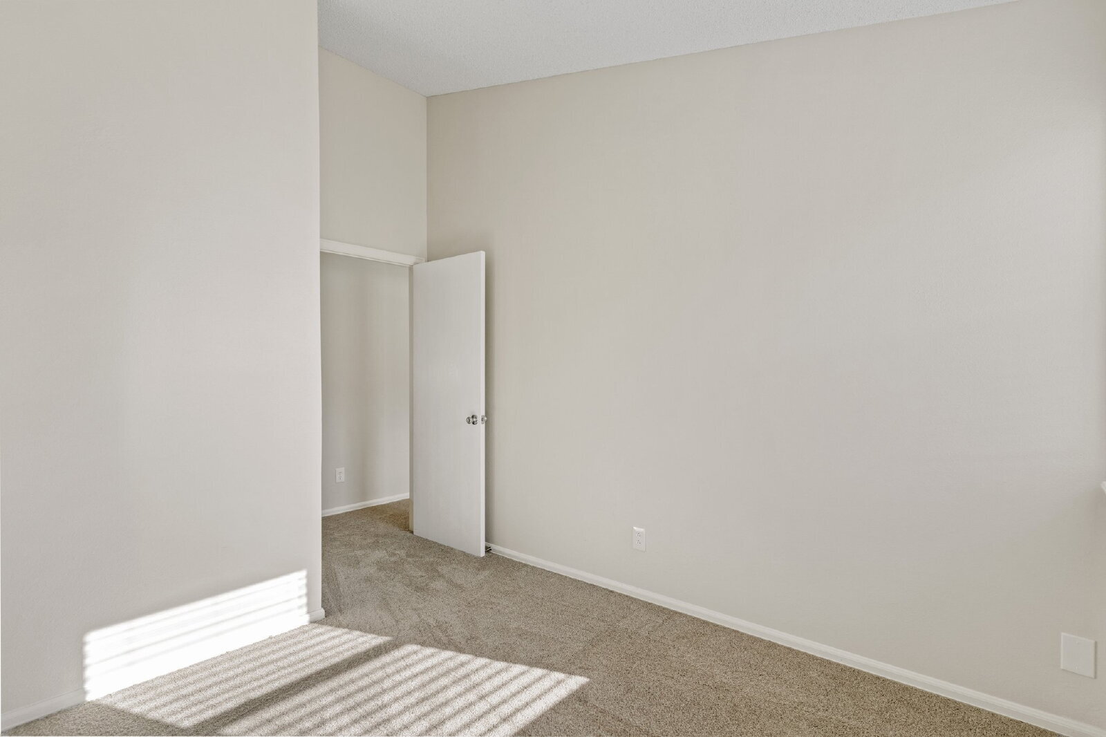 Building Photo - Upgraded 3-Bed Townhome Just Minutes from ...