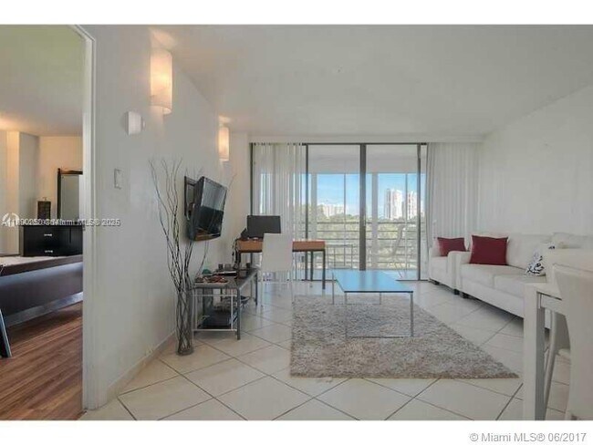Building Photo - 20400 W Country Club Dr
