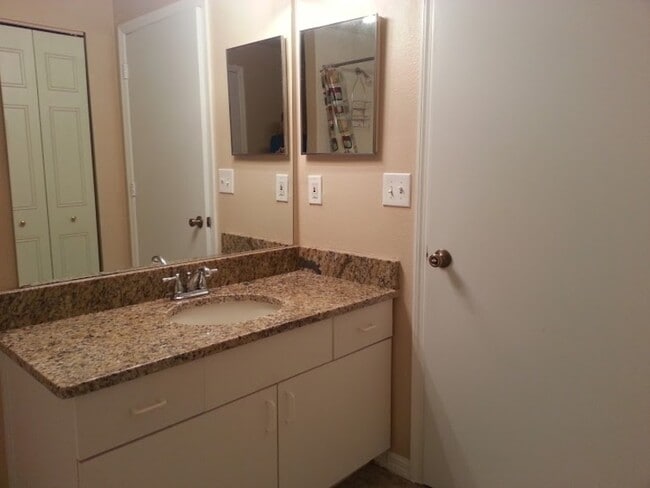 Building Photo - 5572 Metrowest Blvd