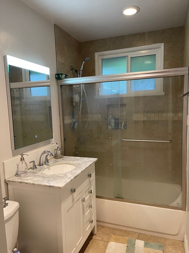 Building Photo - 7236 Oakdale Ave