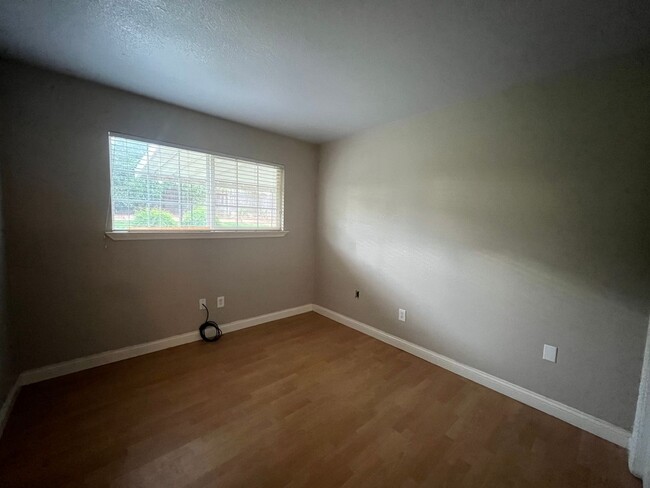 Building Photo - 3bed 2bath available in Rosemont! Pet frie...