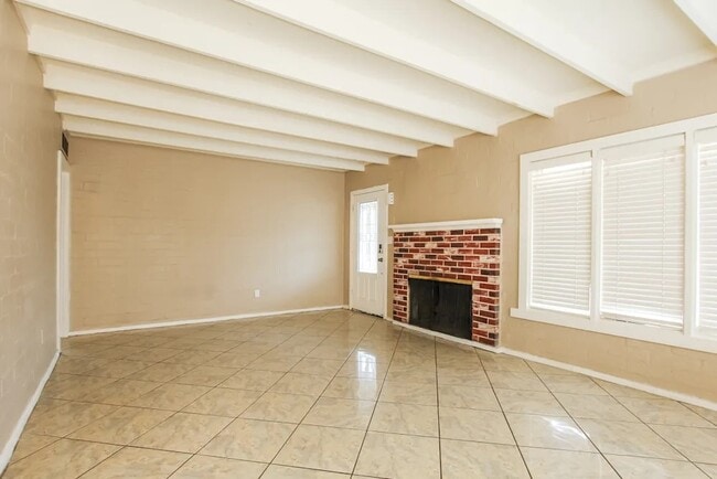 Building Photo - 1043 E Indianola Ave