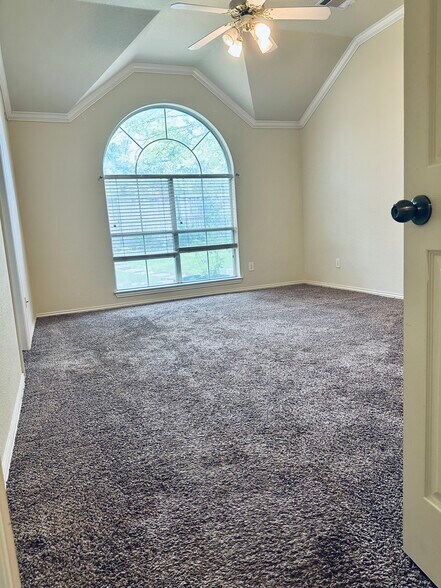 Building Photo - 2805 Glen Hollow Dr