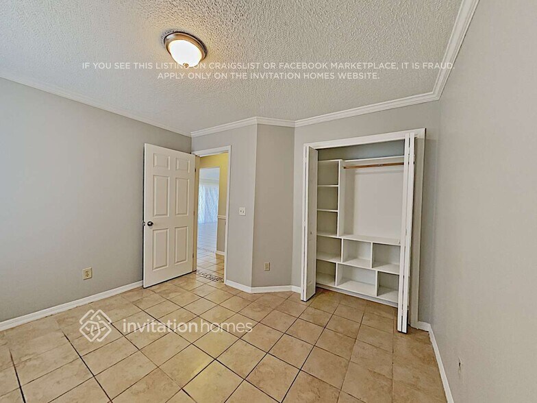 Building Photo - 2463 Twin Springs Dr N