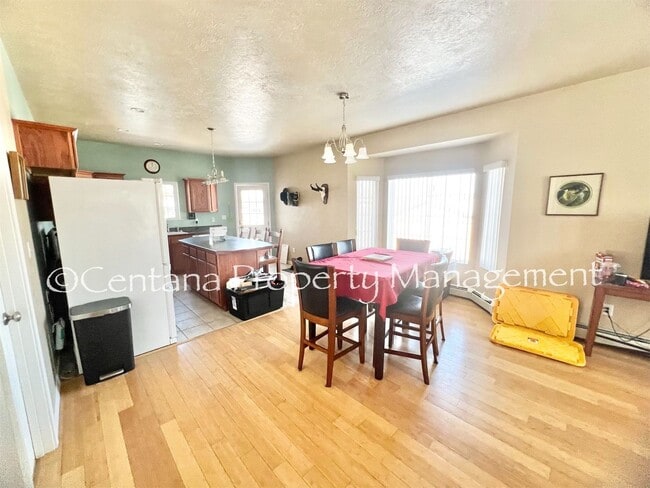 Building Photo - Beautiful home on the outskirts of town!