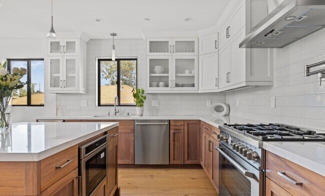 Building Photo - High-End Westside Rental on Washington Pl