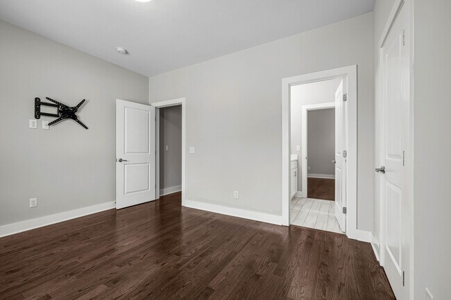 Building Photo - 1807 14th Ave N