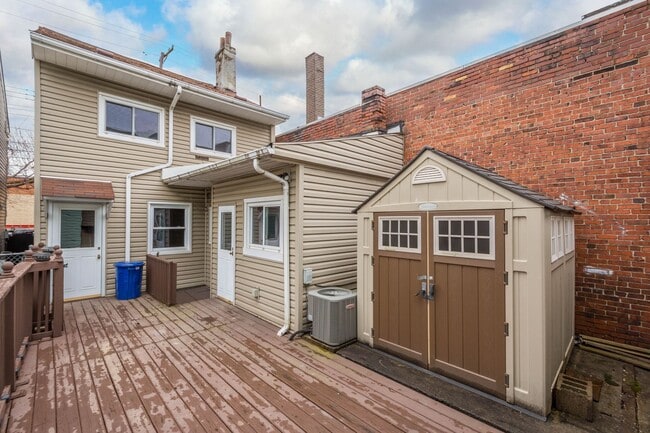 Building Photo - Beautiful 2 bedroom home in South Side Fla...
