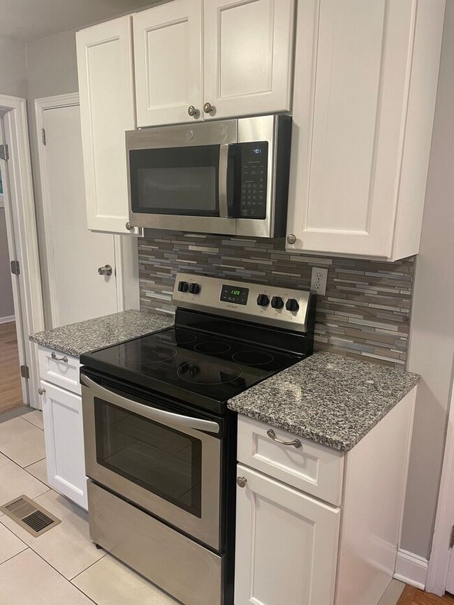 Building Photo - 2ND MONTH FREE RENT! 3-bedroom, 1-bath home