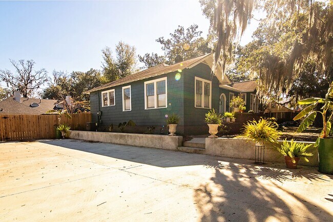 Building Photo - Bull St Bungalow