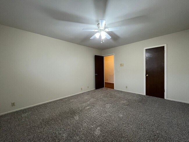 Building Photo - Midtown Quadplex with Pool- 3 bed, 2 bath
