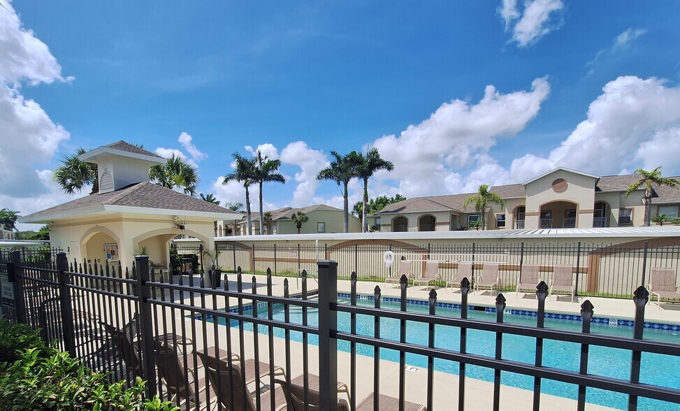 Pool steps from condo - 21301 Lancaster Run