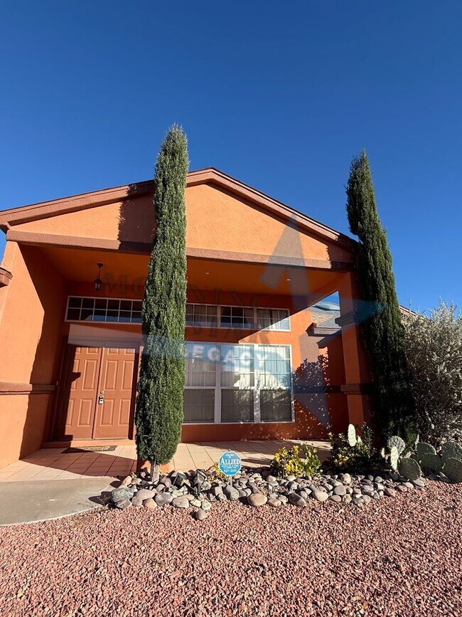 Building Photo - 4 bedroom, 4 bath house - Must see landscaping!