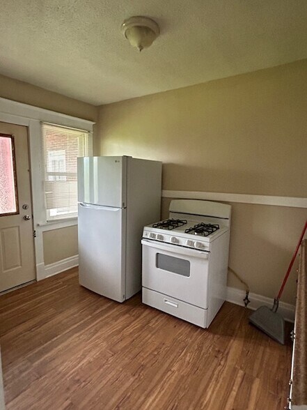 Building Photo - 300 Roesch Ave