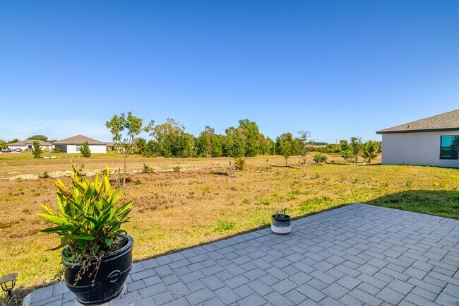 Building Photo - NOW AVAILABLE - 3/2 with 2 Car Garage in Mirror Lakes!