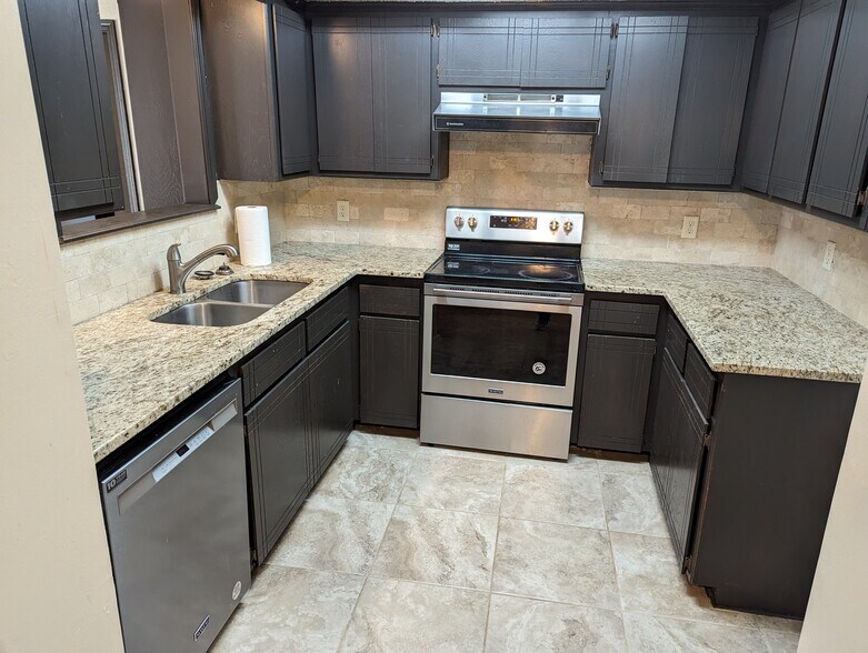 Building Photo - 9021 N Rockwell Dr