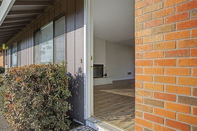 Building Photo - BRUSS01