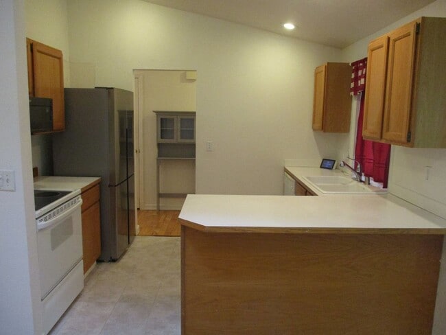 Building Photo - Charming Rambler in Lake Minterwood with P...