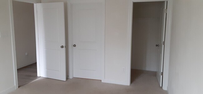 1st floor bedroom - 4919 Settlers Market Blvd